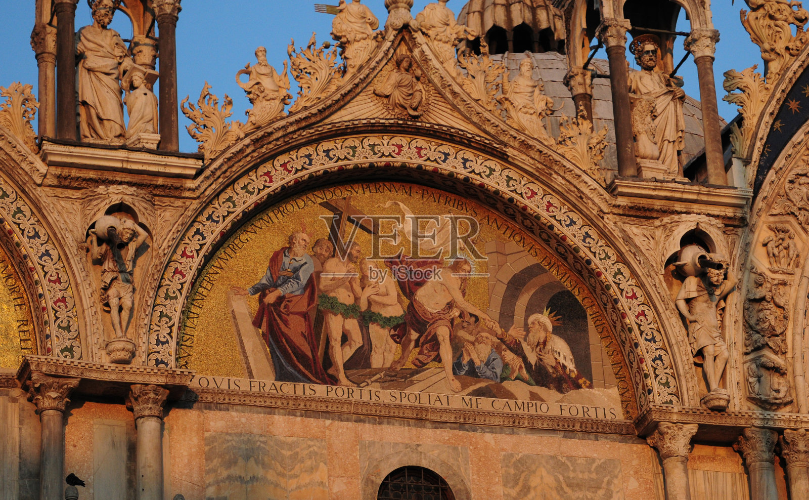 意大利庞贝城玫瑰经圣母神殿正面的绘画在一个美好的春日照片摄影图片