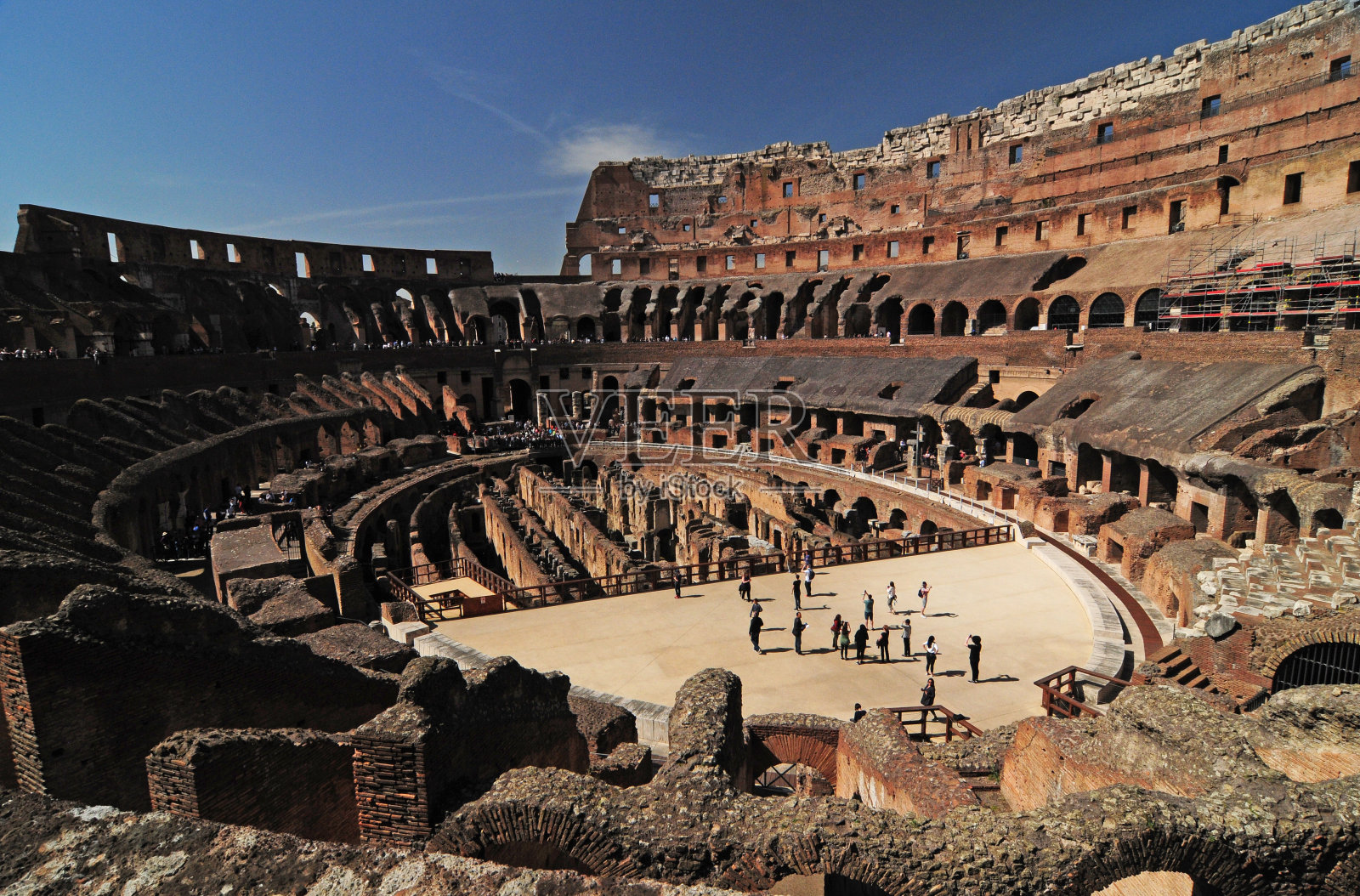 在一个美好的春日,游客在意大利罗马参观罗马斗兽场照片摄影图片