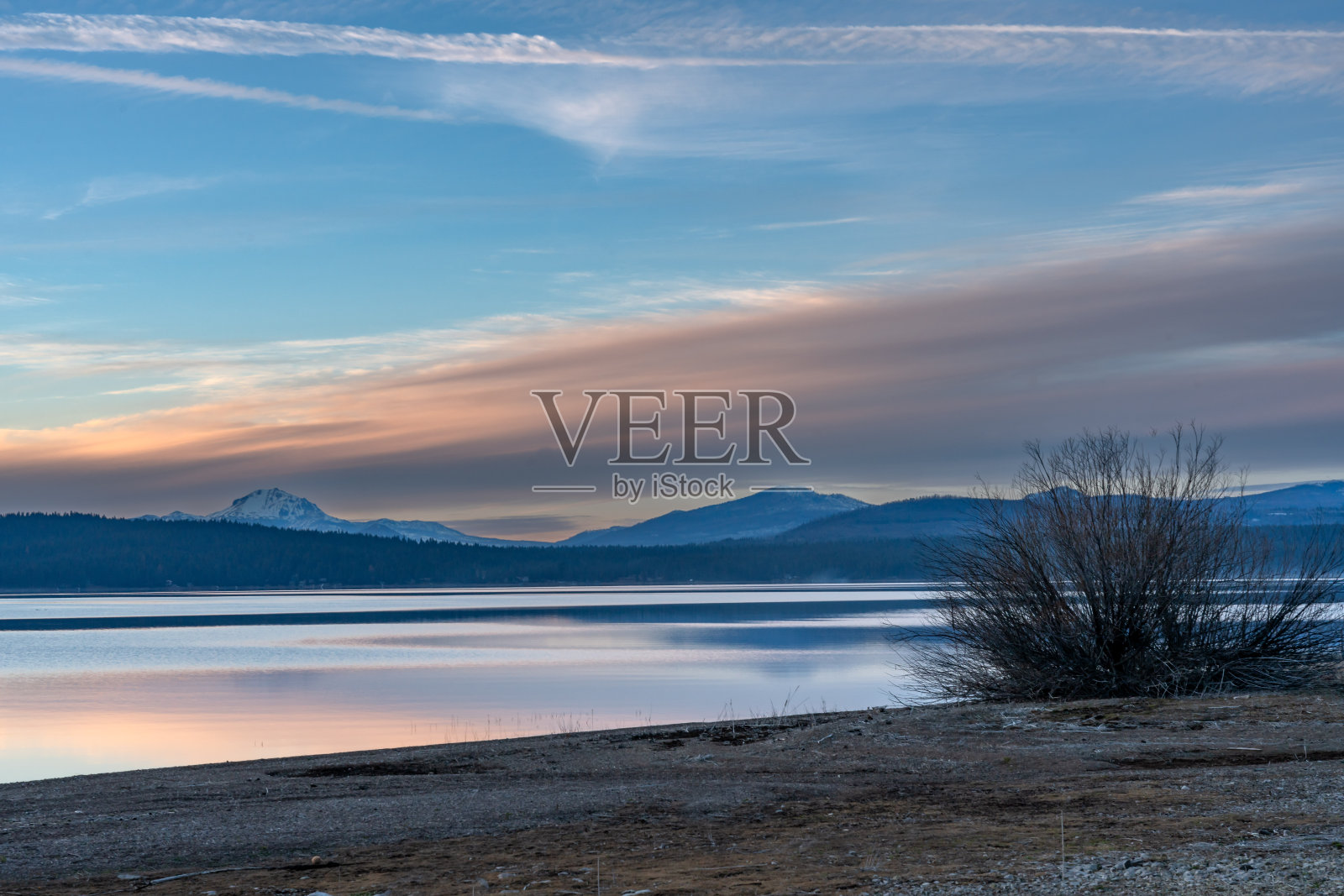黎明时分,加州山脉的阿尔马诺湖,日落的天空和平静的水面照片摄影图片