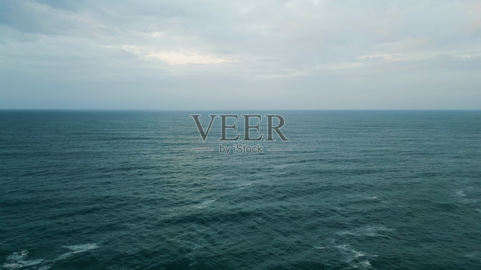 令人惊叹的多云海景,灰色天空下美丽的海洋。空中海洋地平线。照片摄影图片