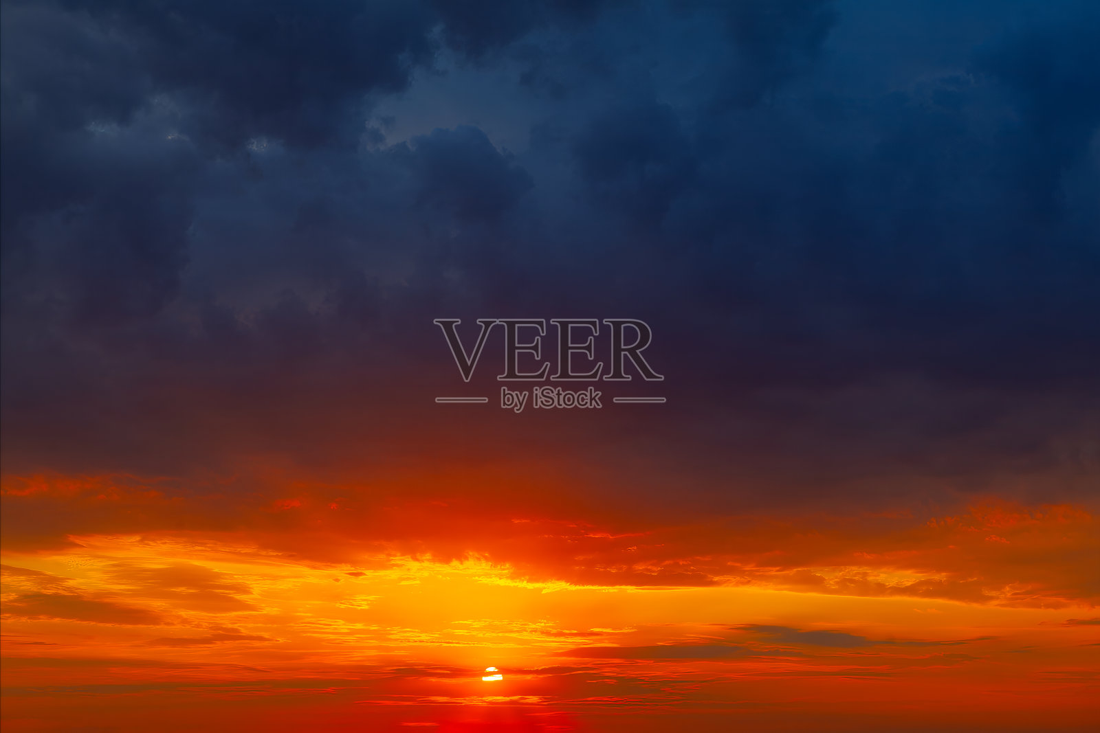 暮色中带有蓝色云彩的绚丽天空照片摄影图片