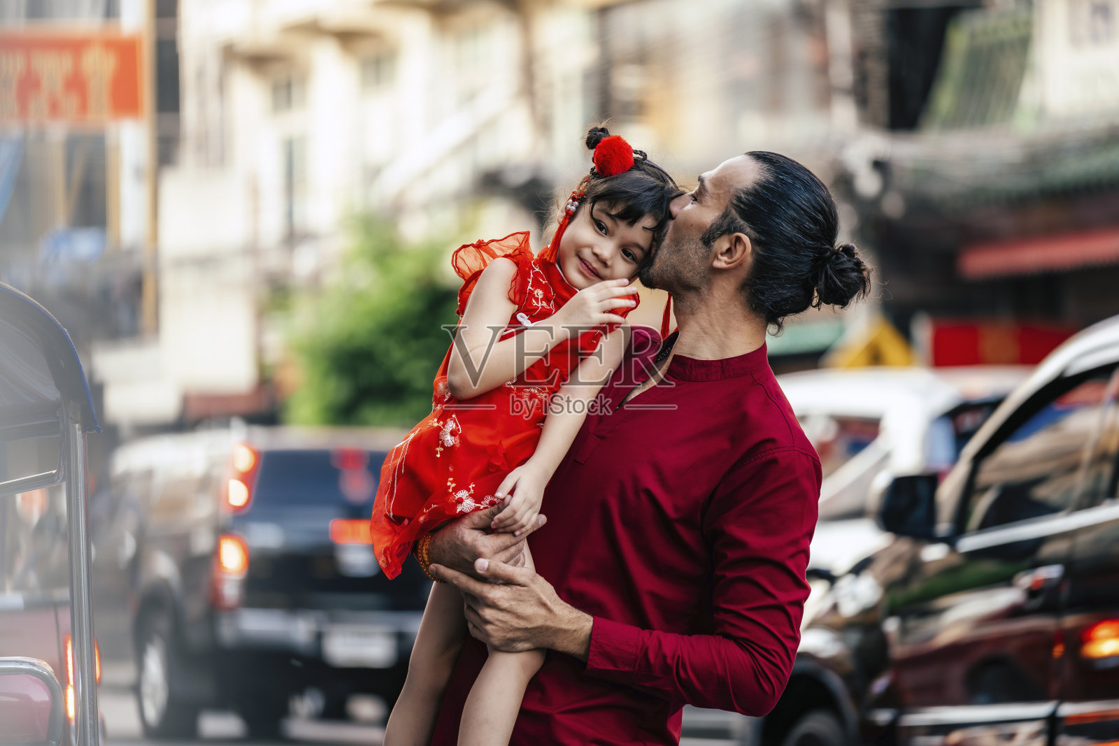 父亲抱着女儿在街上照片摄影图片