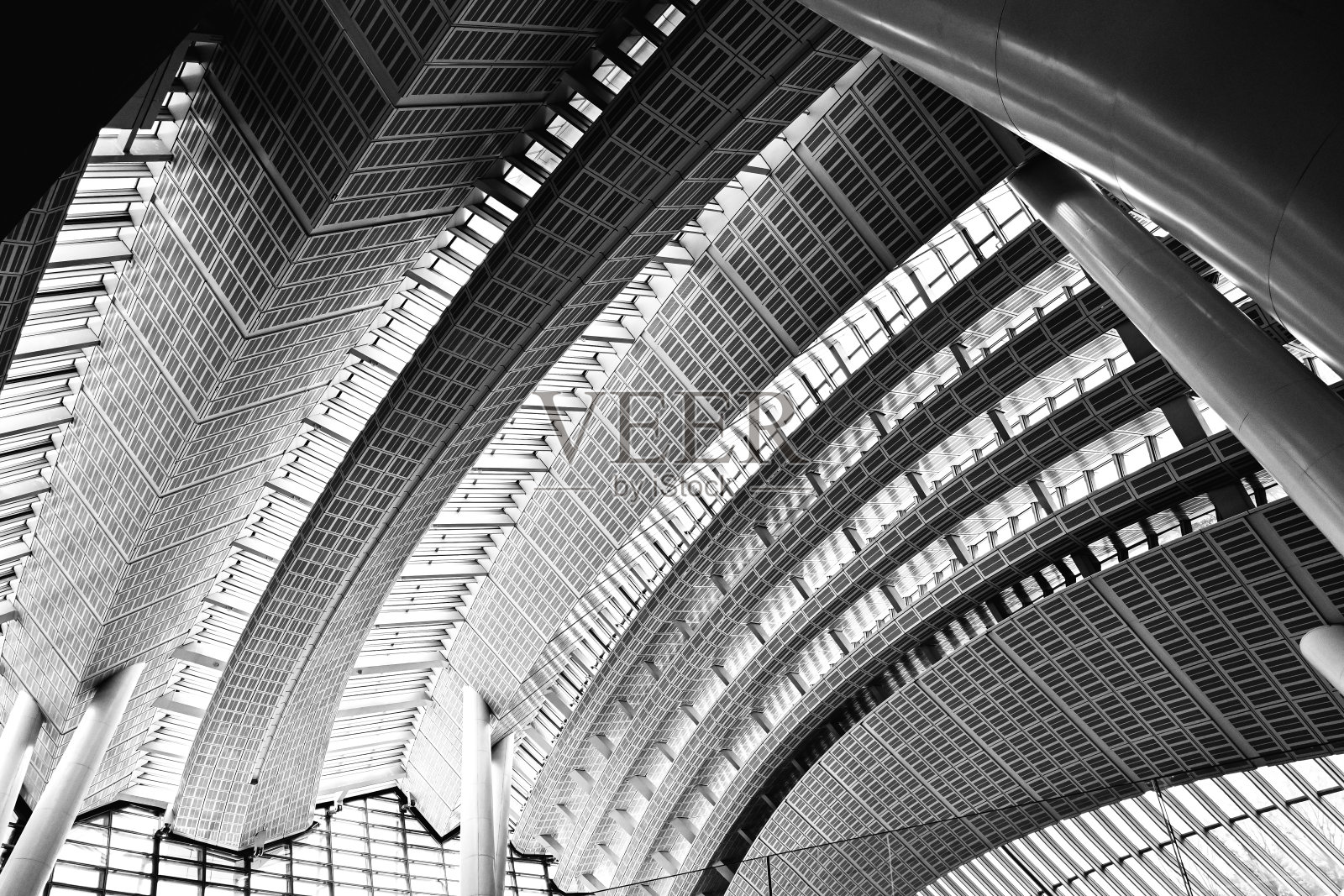 现代建筑黑白照片,现代建筑版画,自然光透过建筑照射照片摄影图片
