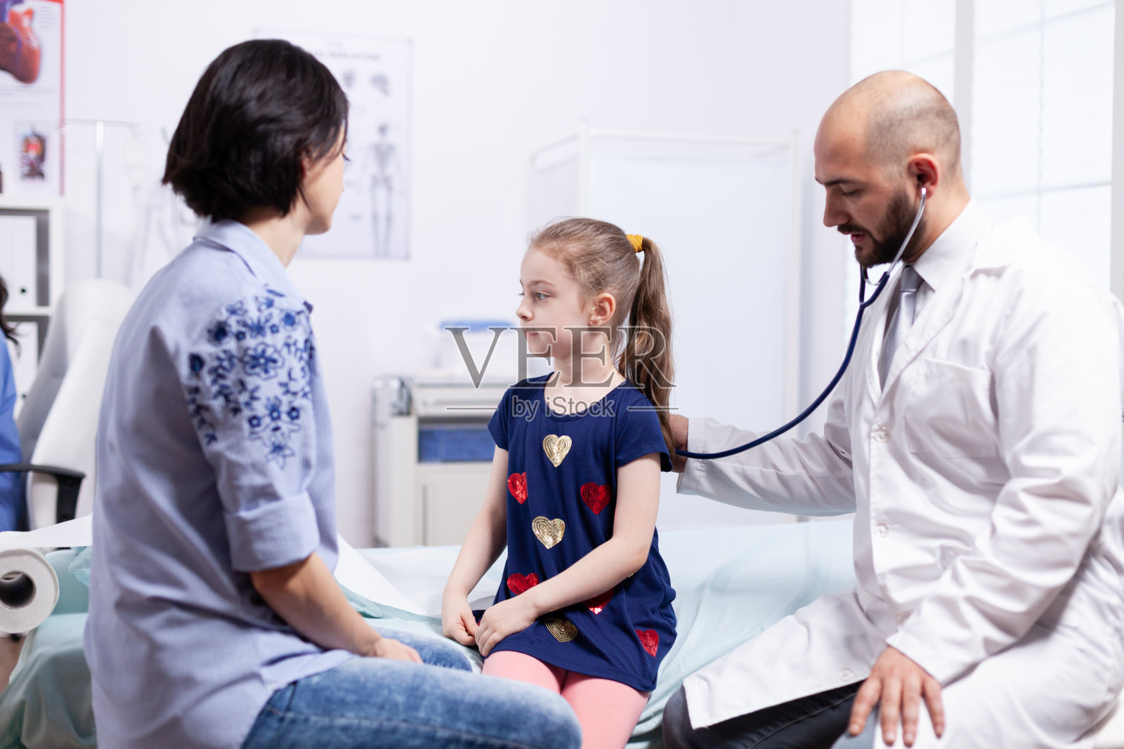 儿科医生检查肺部照片摄影图片