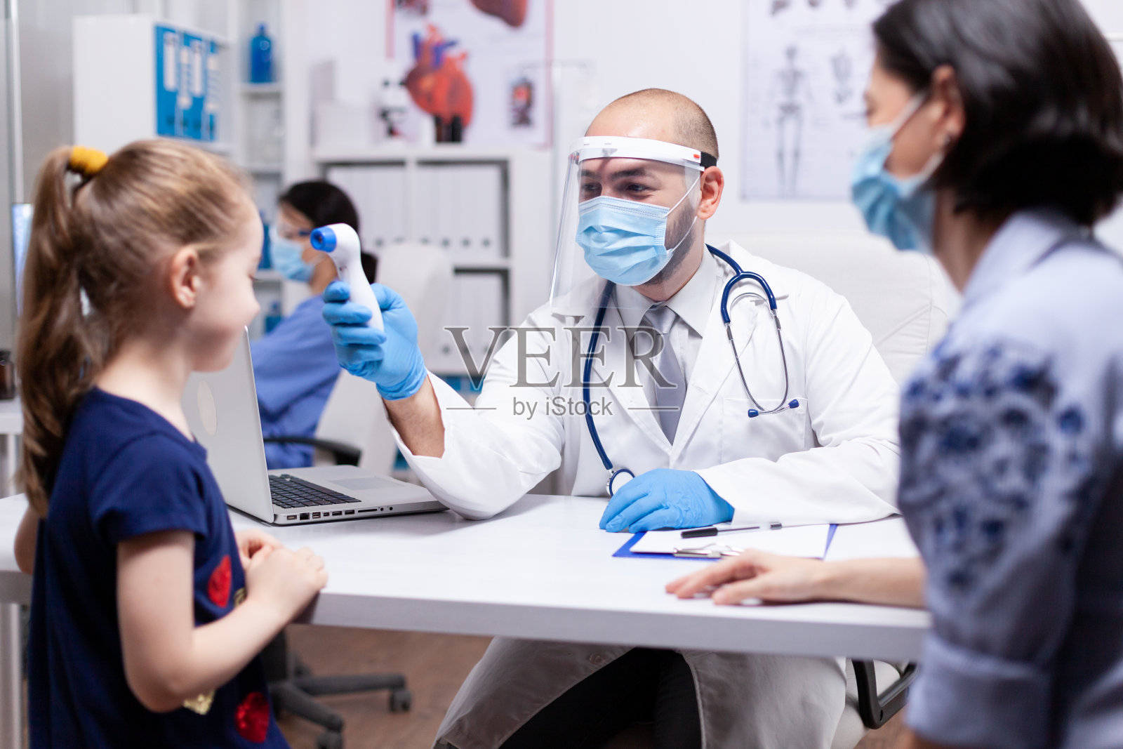 儿科医生正在量体温照片摄影图片