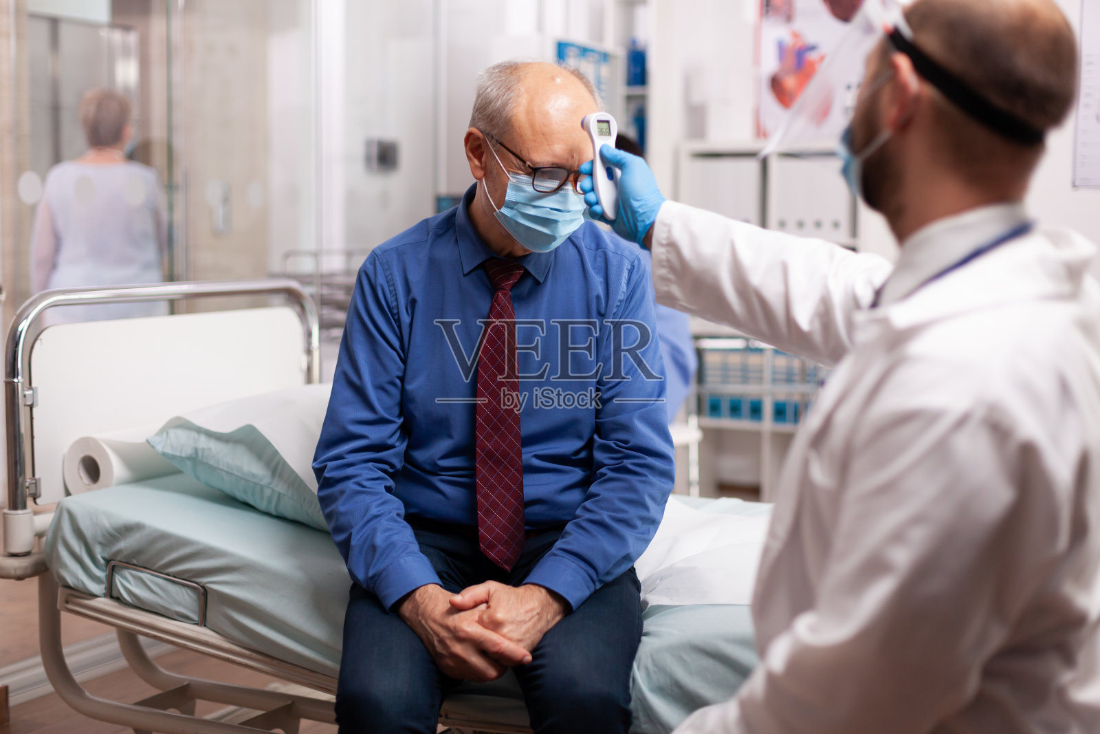 住院的老年病人正在接受体温检查照片摄影图片