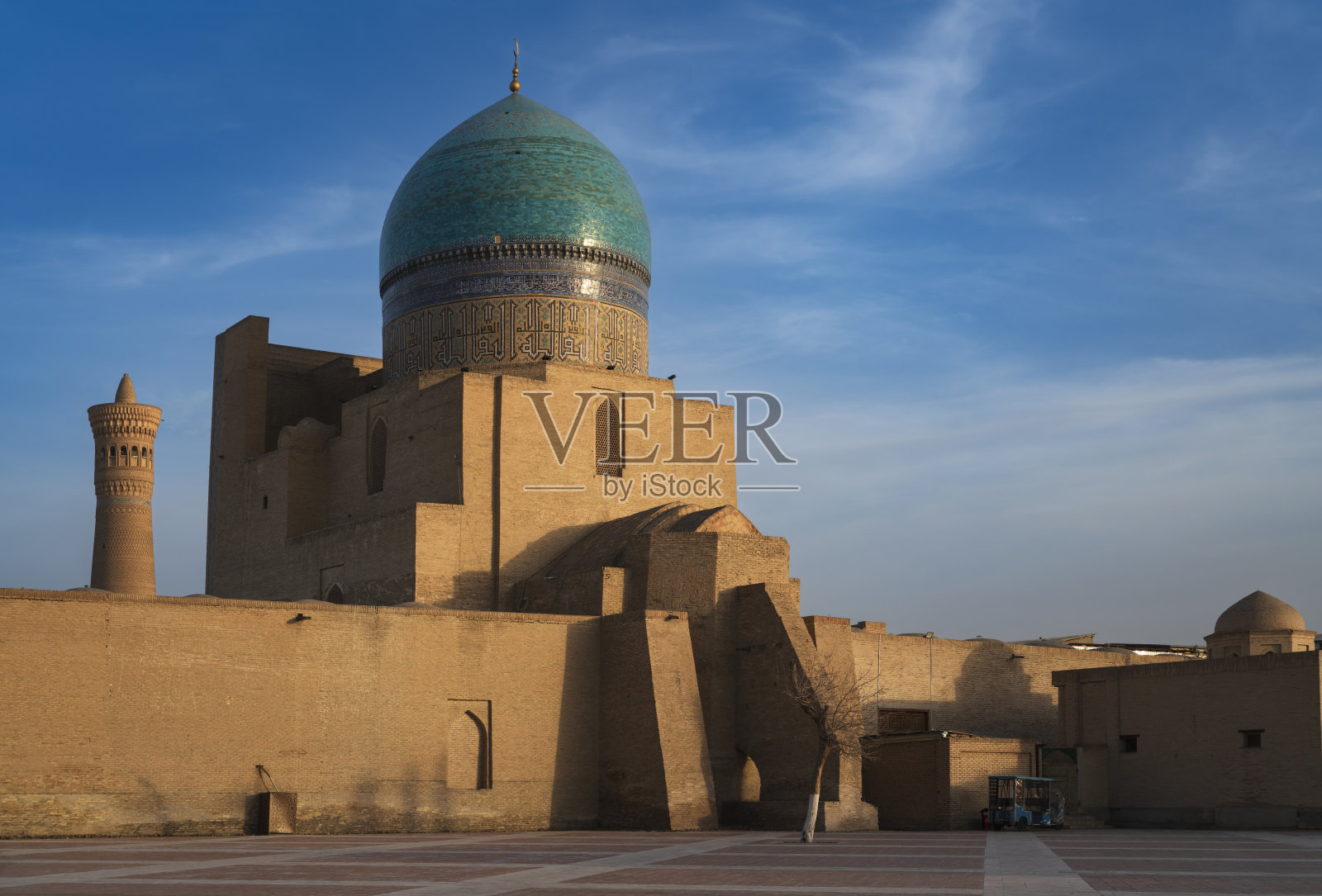 Kalyan清真寺是布哈拉的主要星期五清真寺,Kalyan尖塔在一个阳光明媚的日子里,乌兹别克斯坦布哈拉照片摄影图片