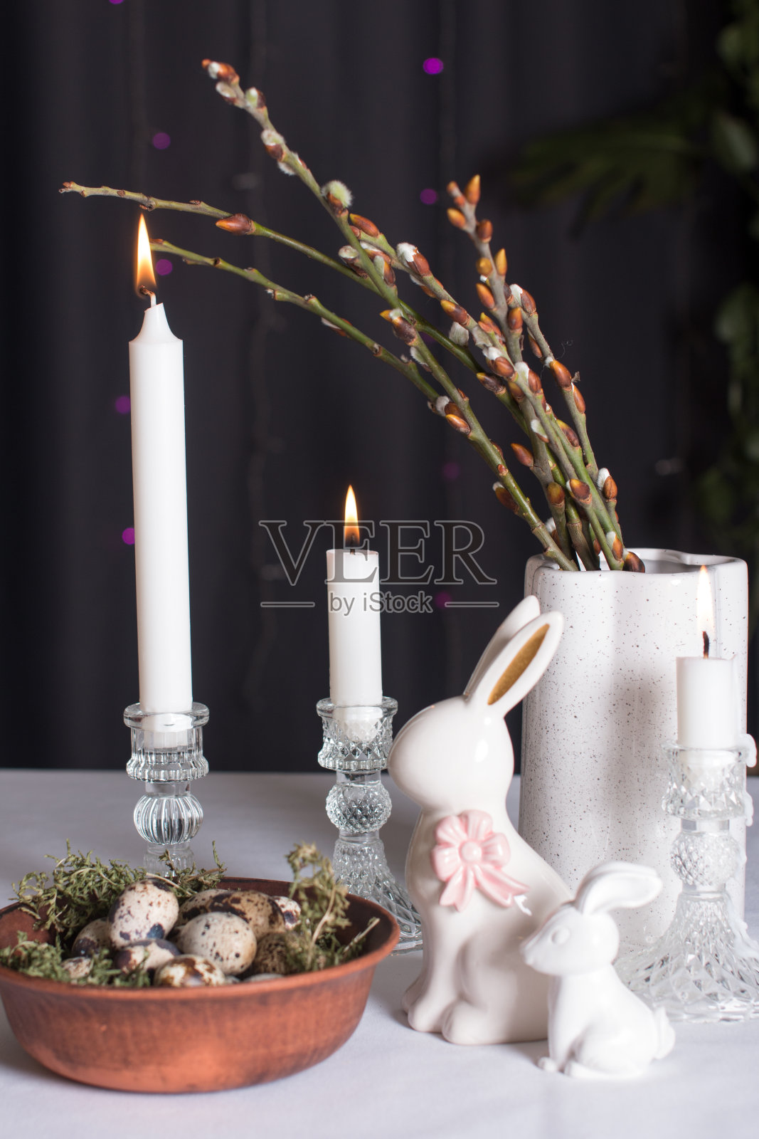 复活节鹌鹑蛋、兔子和毛茸茸的柳树花束照片摄影图片