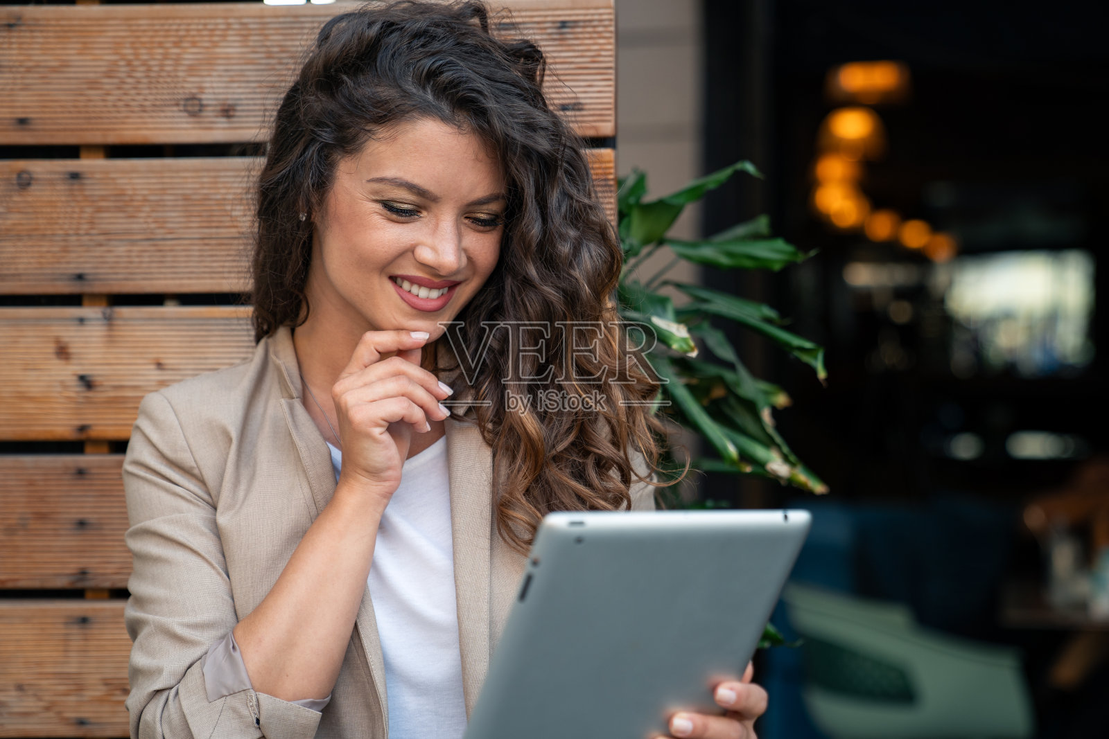 美丽自信的女商人经理照顾她的生意照片摄影图片