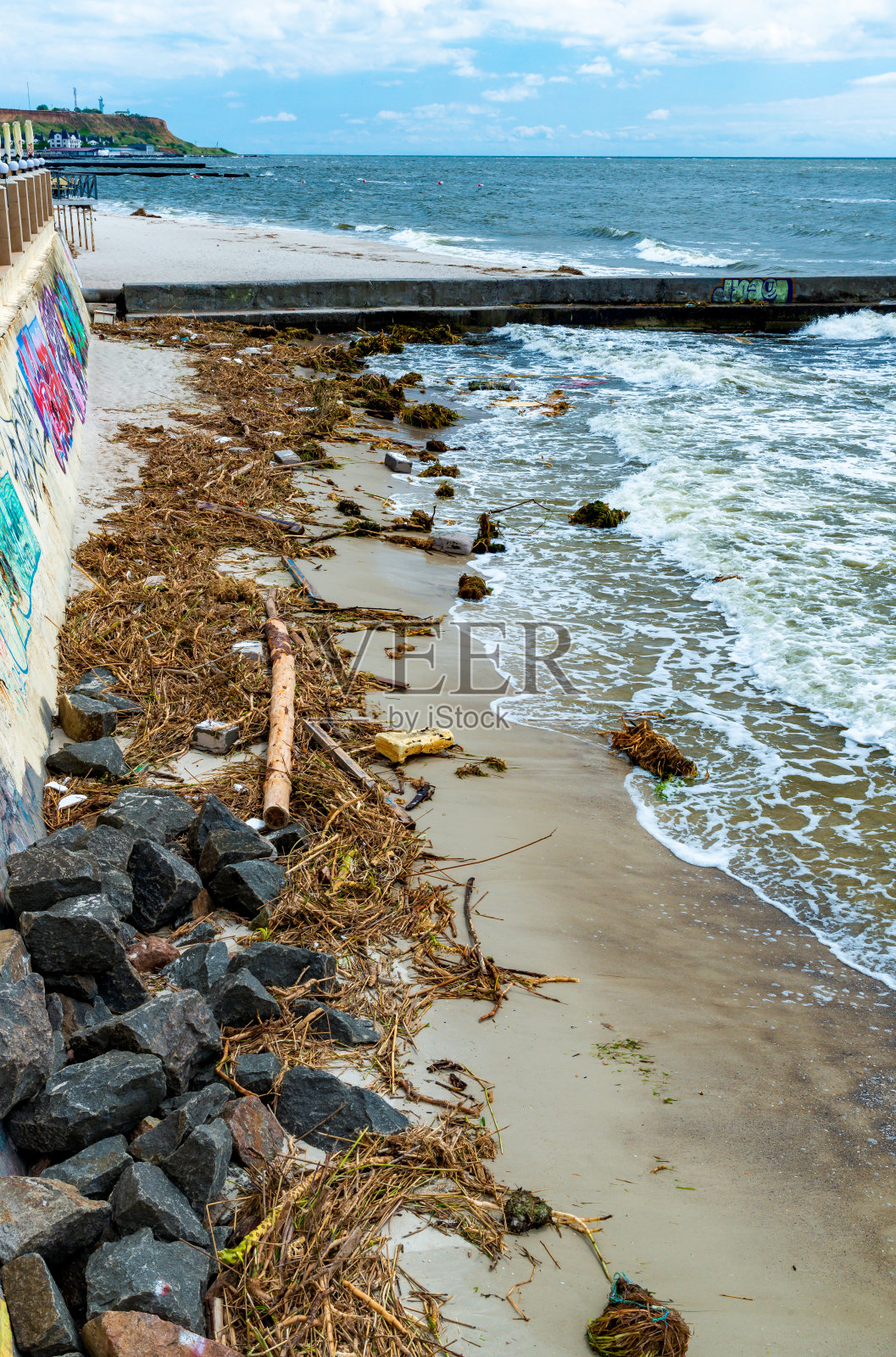 卡霍夫卡核电站事故的后果,污水带来的垃圾和核电站残骸污染了敖德萨的海滩照片摄影图片