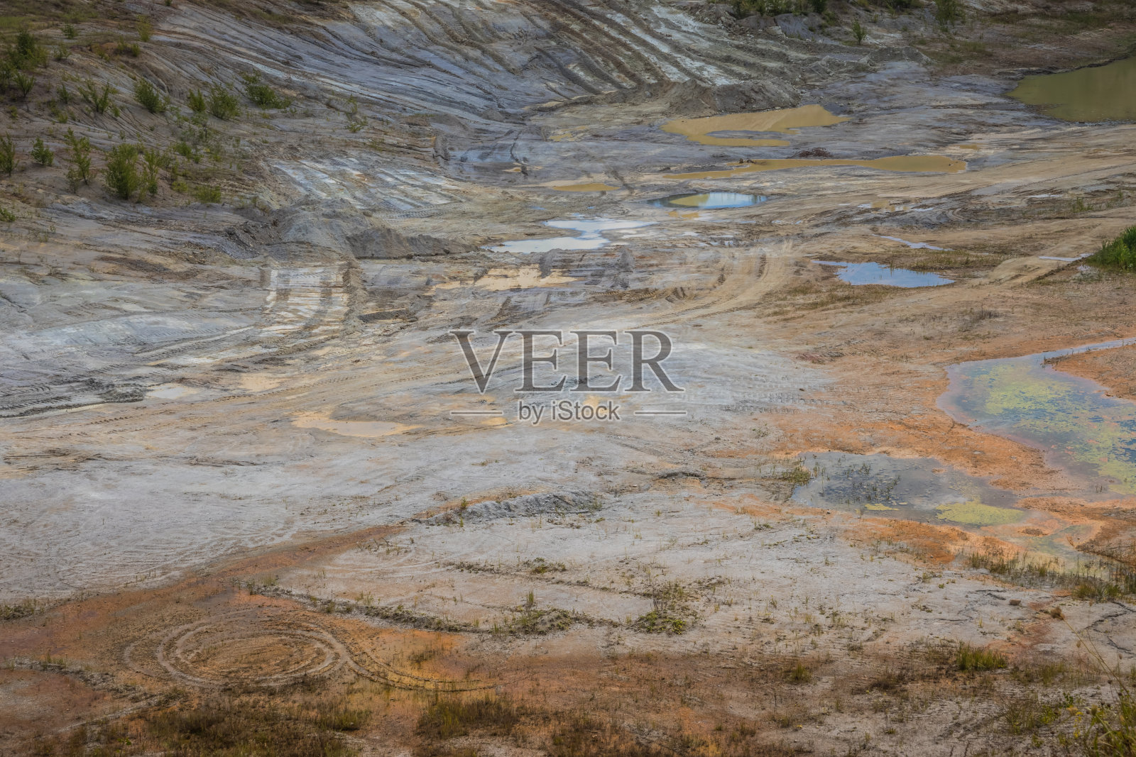 封闭的采石场。旧采石场的水坑。树木生长在海西期造山运动的地质构造上,在乌克兰山区的旧封闭采石场内照片摄影图片