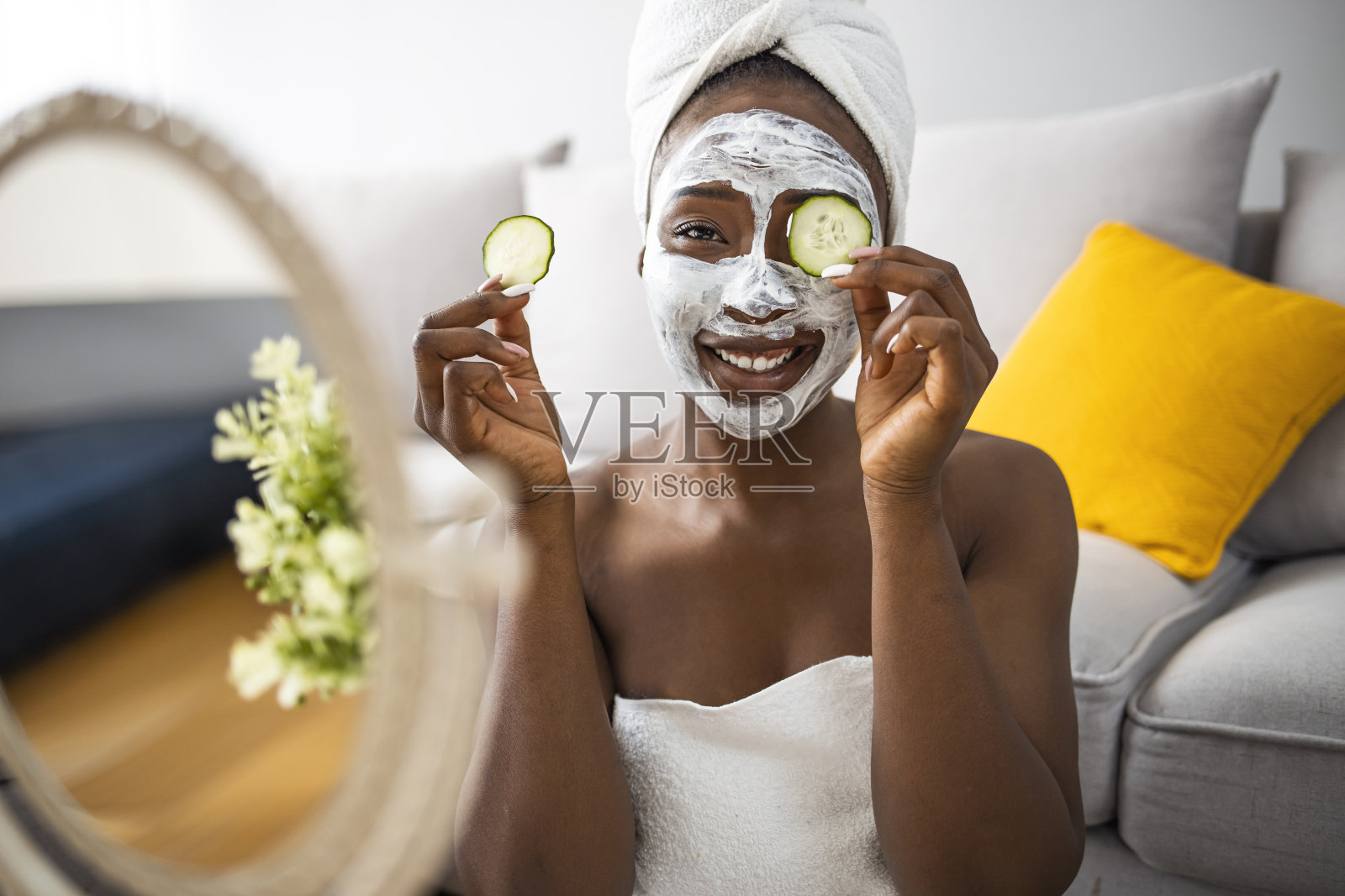 漂亮的年轻女子在家做水疗照片摄影图片