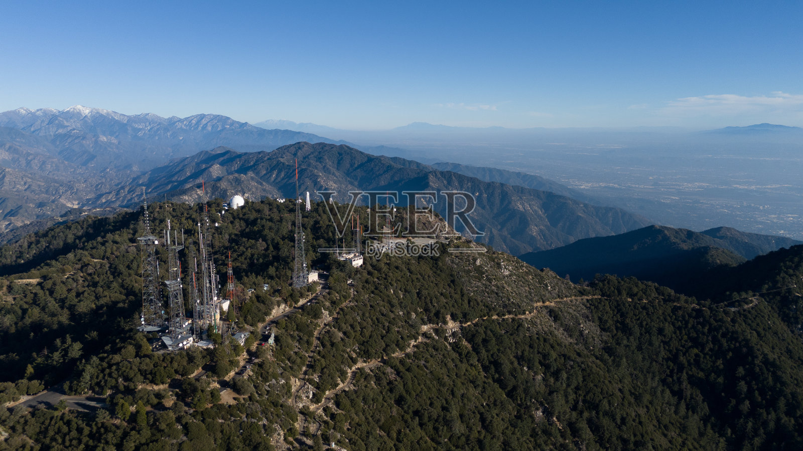 鸟瞰图,令人印象深刻的景观,有手机信号塔和雄伟的山峰。照片摄影图片