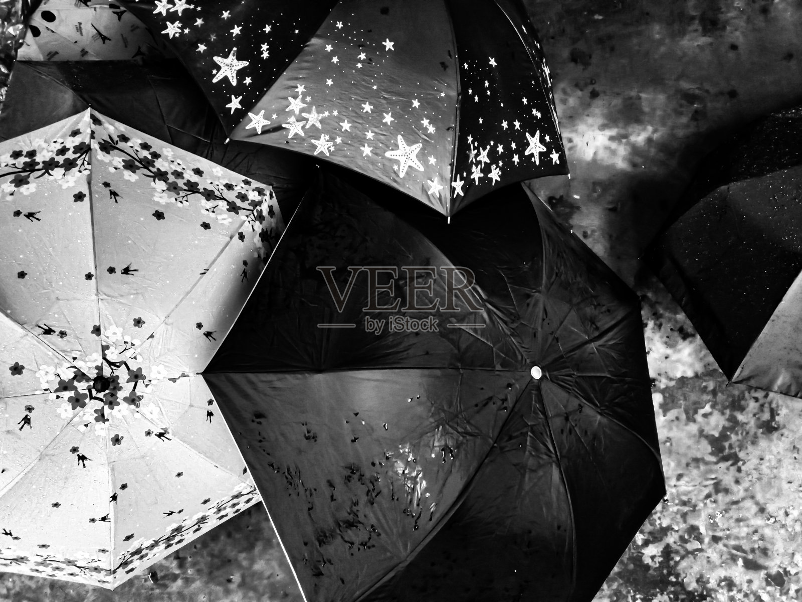 漂亮的雨伞放在地板上照片摄影图片