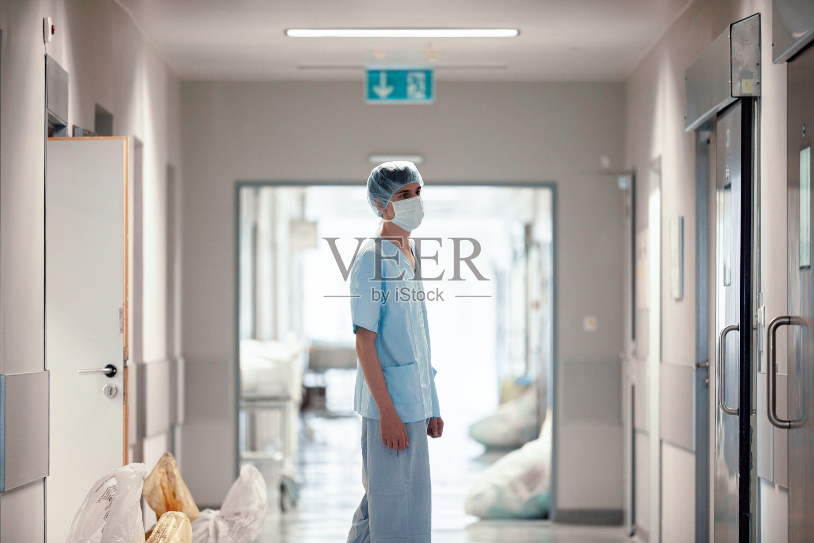 一个疲惫的外科医生手术后离开手术室,一个疲惫的医生,辛苦的工作,医生的工作。照片摄影图片