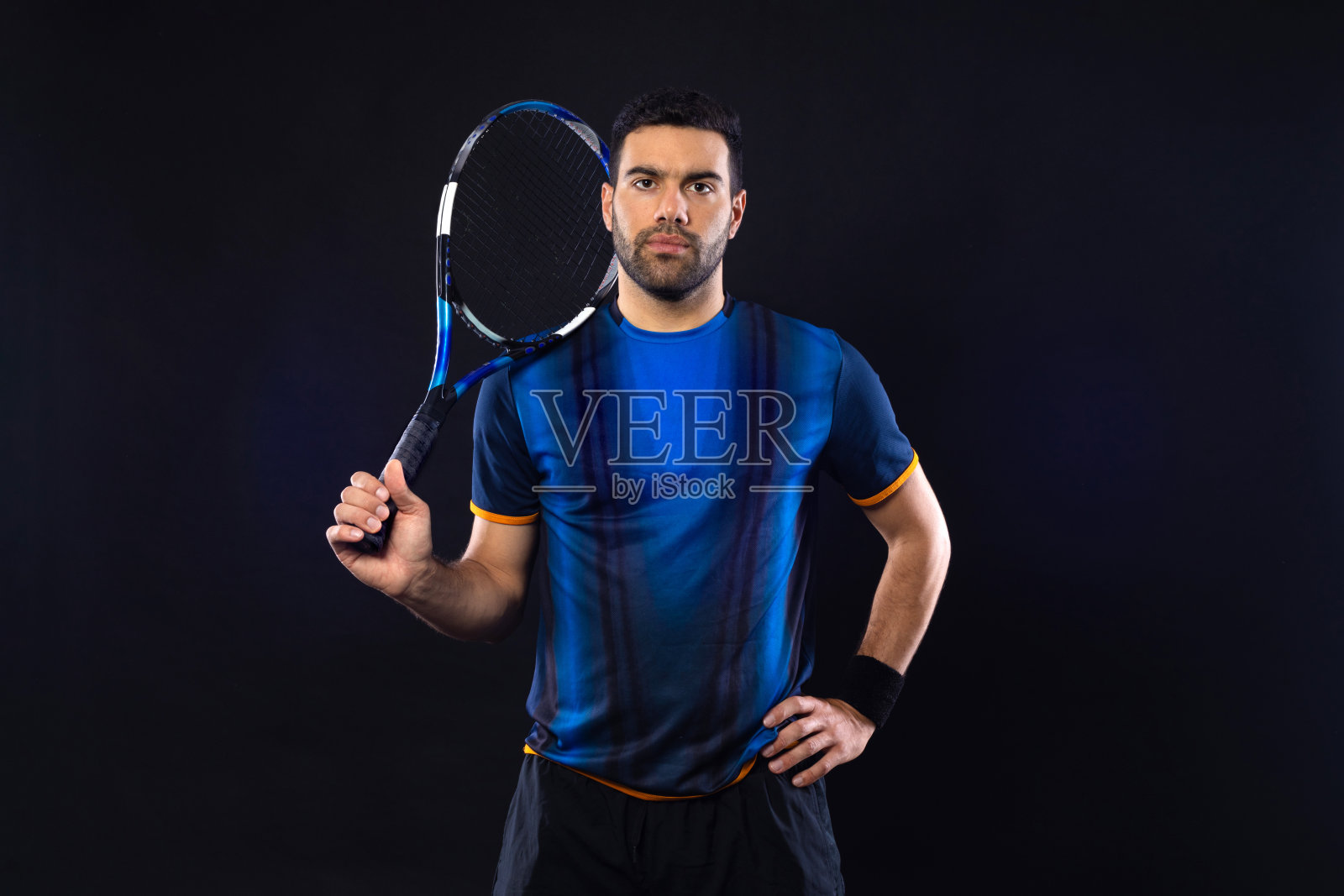 网球运动员的横幅在黑色的背景。网球模板广告与复制空间。投注广告模型。网球的体育博彩照片摄影图片