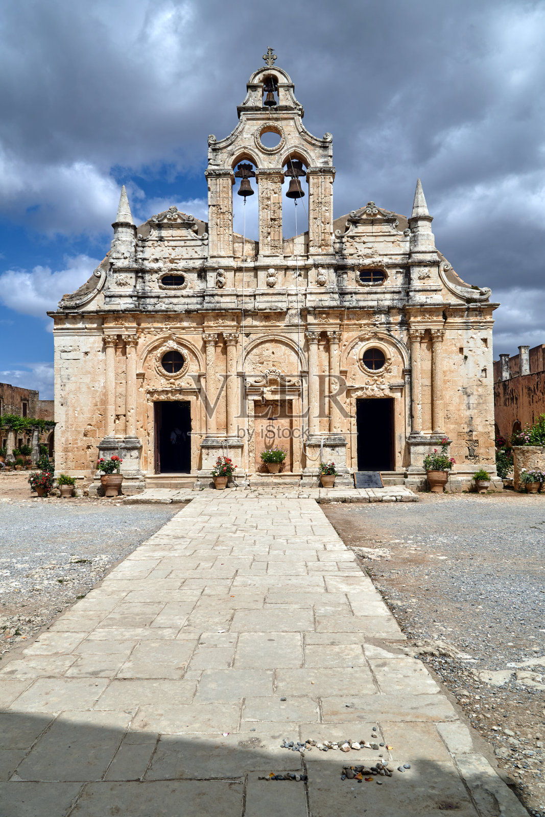 克里特岛上莫尼阿卡迪亚东正教修道院历史教堂的正面和钟楼照片摄影图片