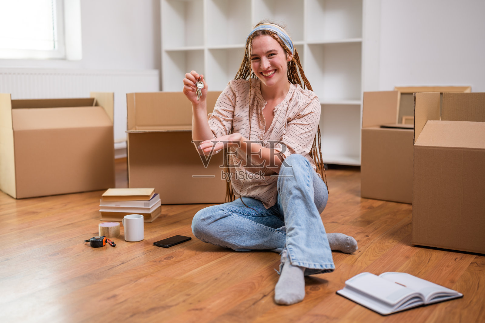 快乐的姜色女人在展示她新家的钥匙照片摄影图片