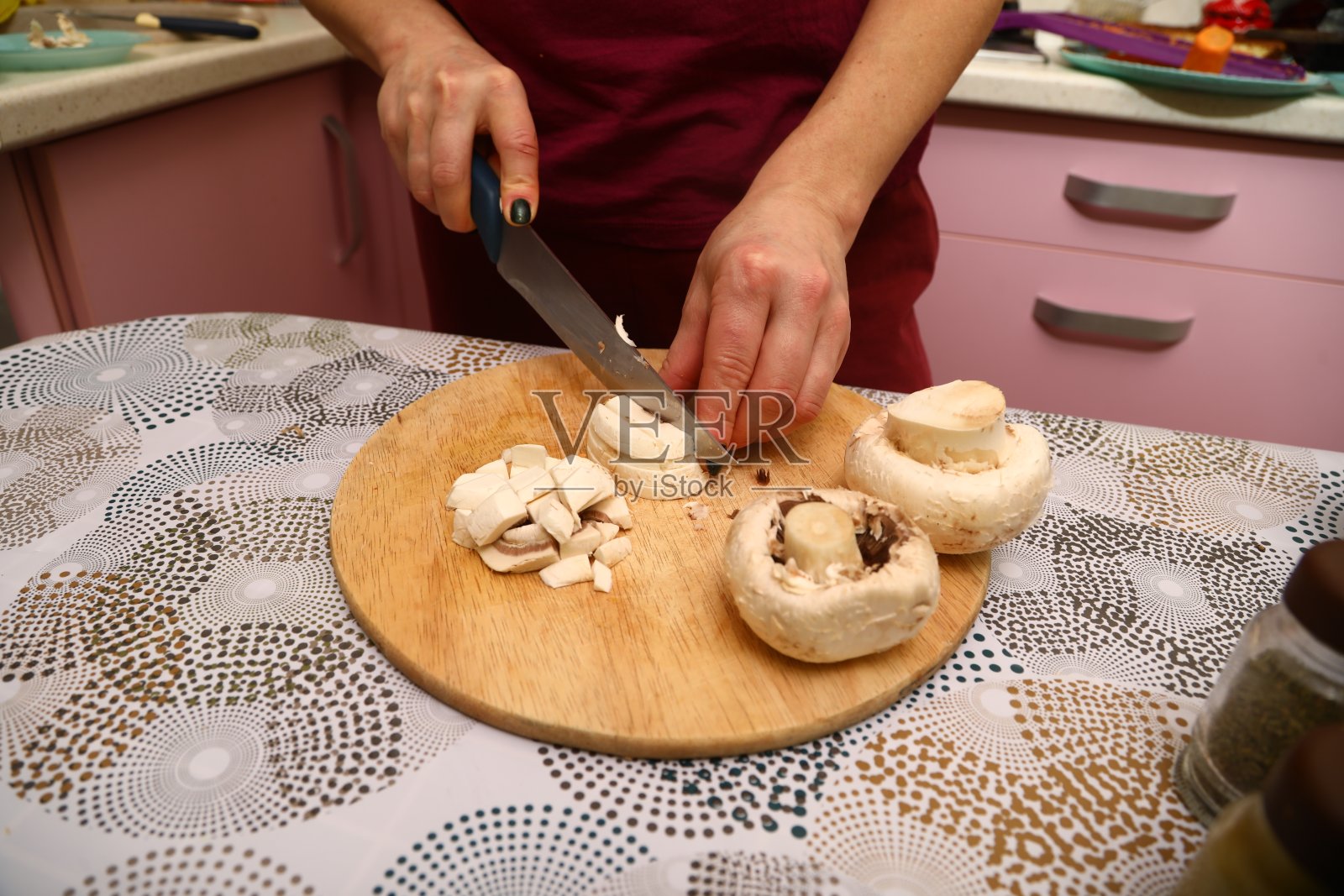 切菜板上的蘑菇照片摄影图片