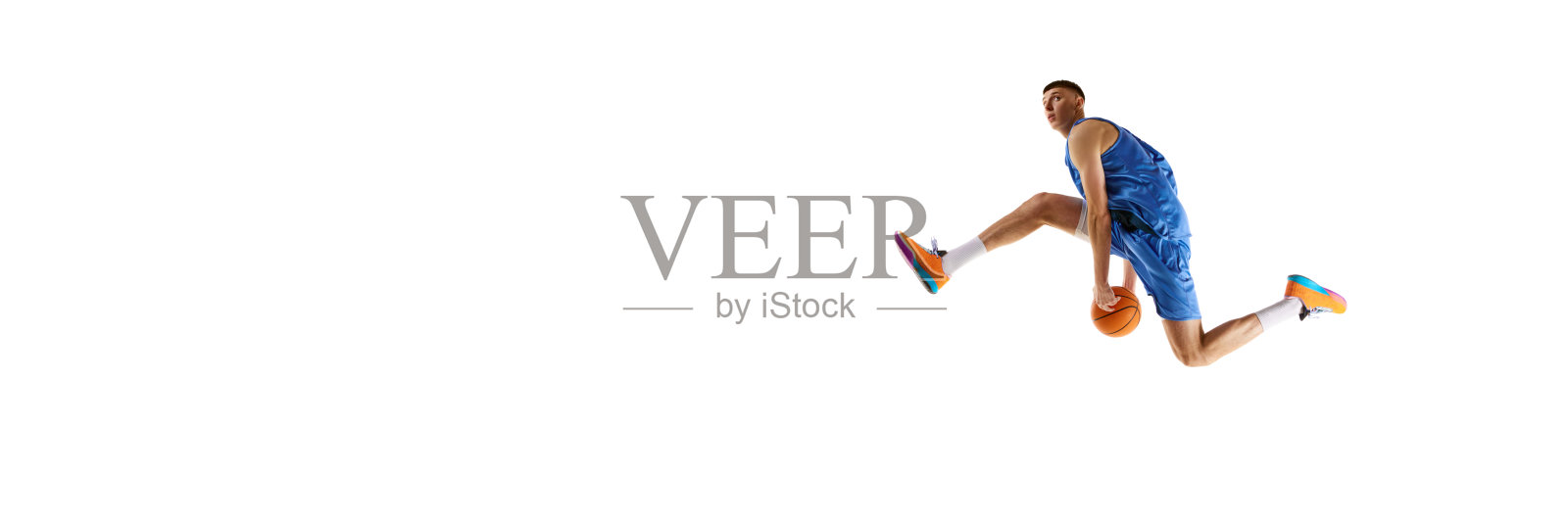 年轻人的动态图像,篮球运动员在运动,跳跃与球孤立在白色背景。体育的概念照片摄影图片