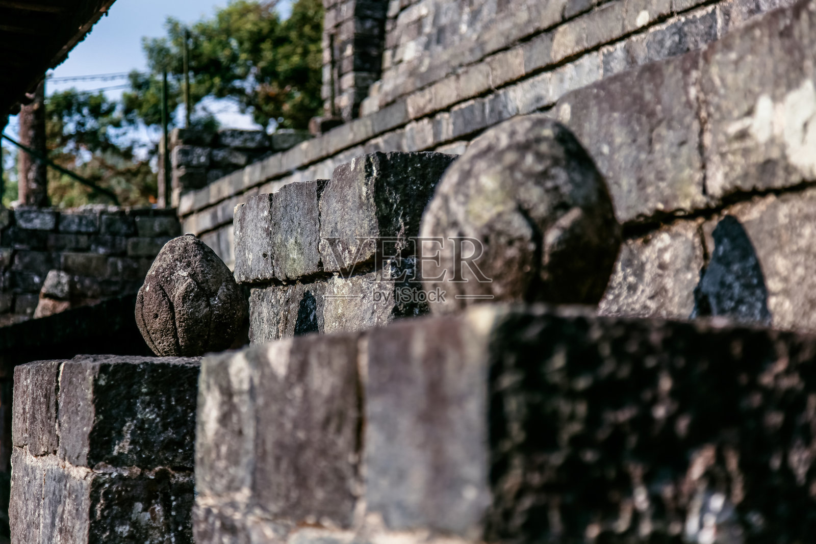 清晨,在Cetho寺庙内的大门附近照片摄影图片