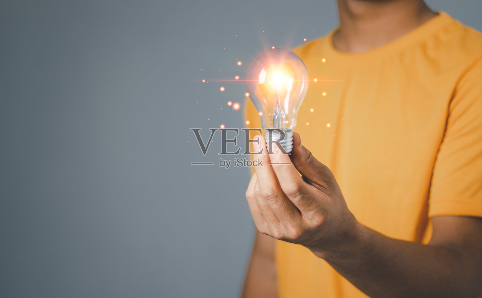 理念创新,理念启发。人的手拿着发光的灯泡,概念创意与灯泡发光闪闪。为企业的可持续发展提供灵感。照片摄影图片