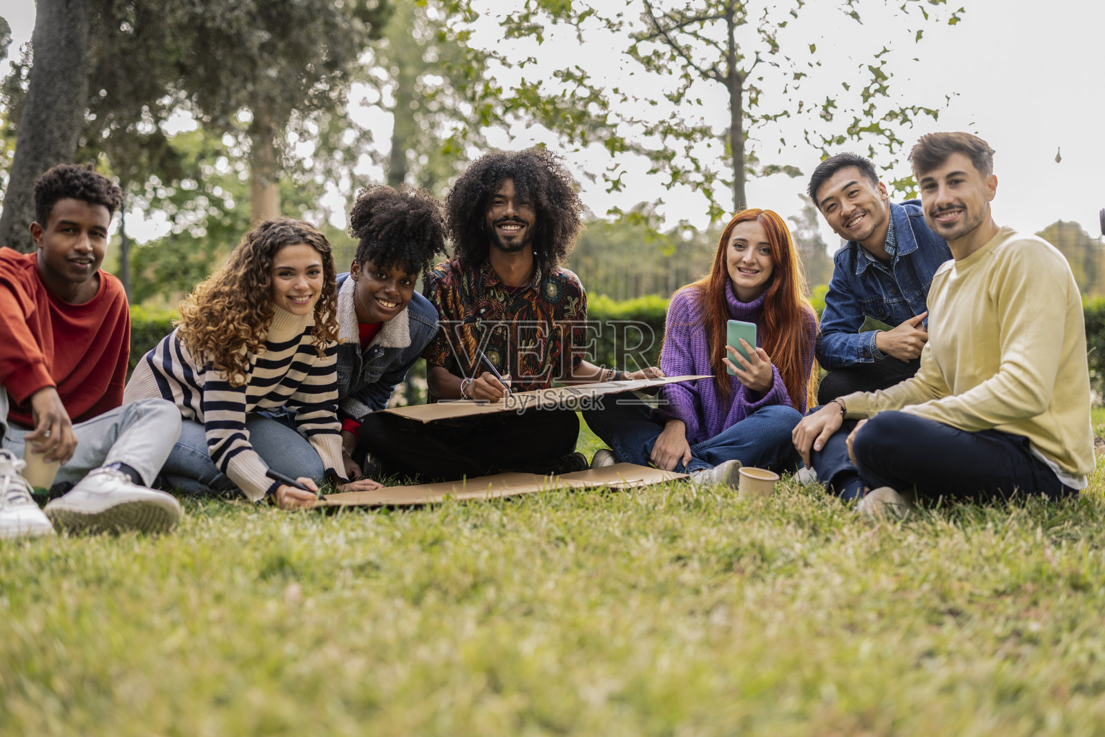 青年运动家们在准备有关平等和社会问题的社会运动海报时,看着相机拍照照片摄影图片