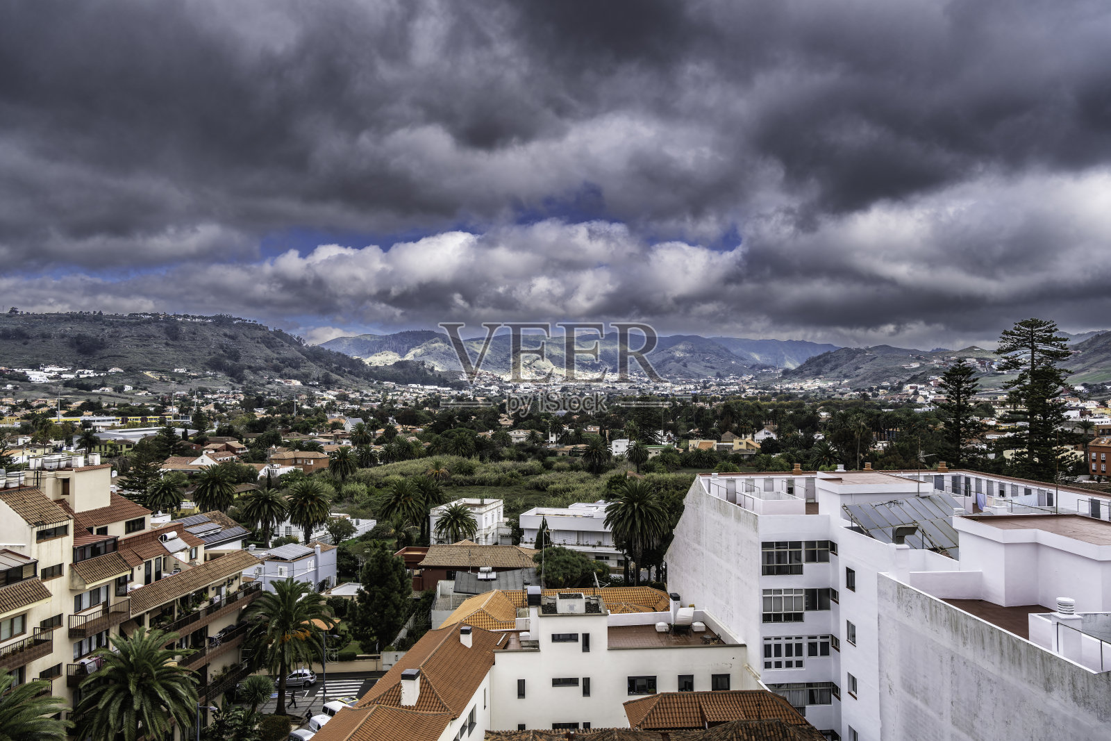 西班牙特内里费岛圣Cristóbal德拉古纳的街道和屋顶照片摄影图片