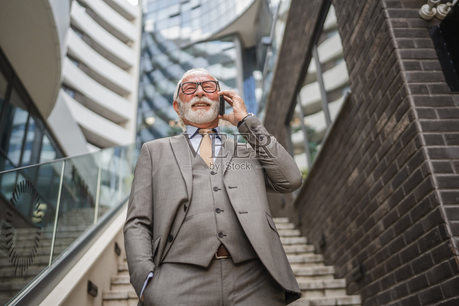 老男人的肖像,留着胡子,西装革履的商人站在户外照片摄影图片
