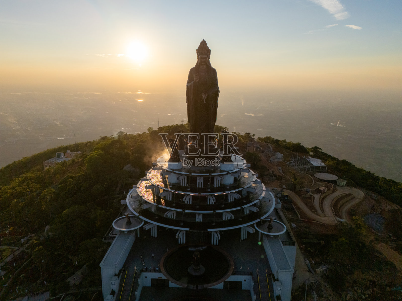 越南德宁省巴登山旅游区的日落景色。一个独特的佛教建筑,海拔最高,从下面看是非常美丽的。照片摄影图片