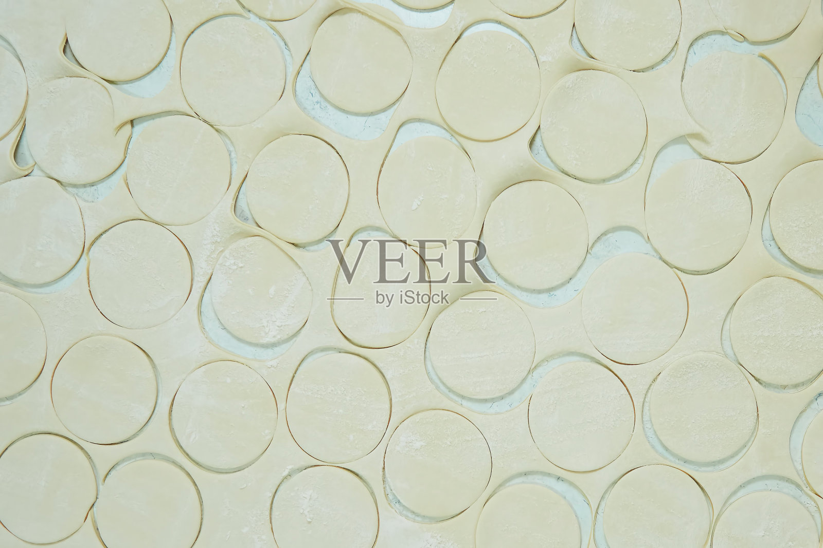 用于制作饺子、意大利饺子或khinkali的面团模具。各民族的食物都是带馅的生面团。照片摄影图片