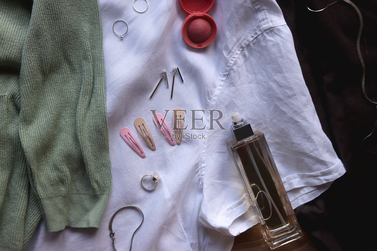 采购产品绿色开襟羊毛衫,白色衬衫,灰色裤子和配件照片摄影图片