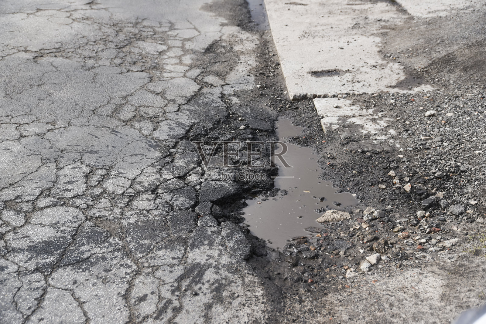 乡村中损坏的当地道路:破损且被忽视的沥青路面照片摄影图片