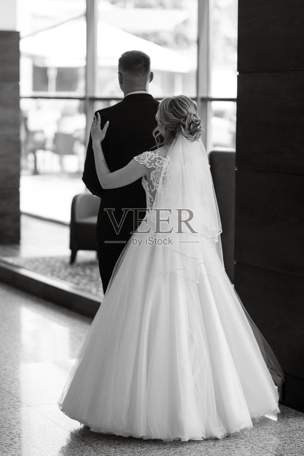 新娘和新郎在酒店大堂见面照片摄影图片