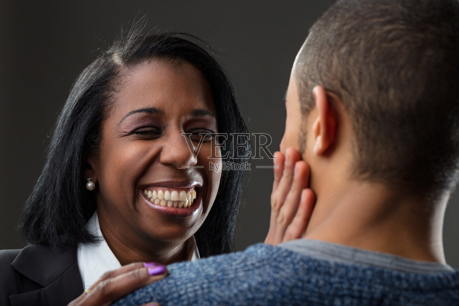 职业女性的笑声与男性轻松的风度相遇照片摄影图片