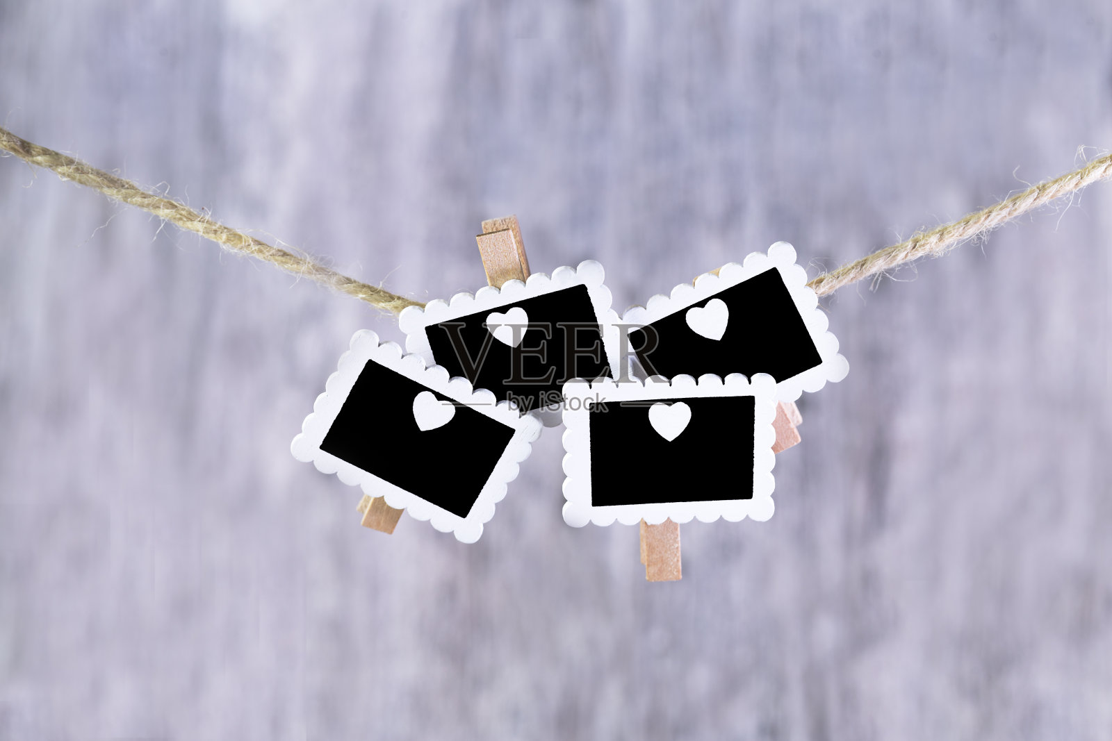 袍子上挂着一组心形的黑板。照片摄影图片