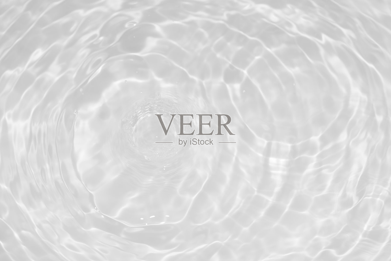 水面泛起涟漪的白水。散焦模糊透明白色彩色清澈平静水面纹理飞溅和气泡。水波与闪亮的图案纹理背景。照片摄影图片