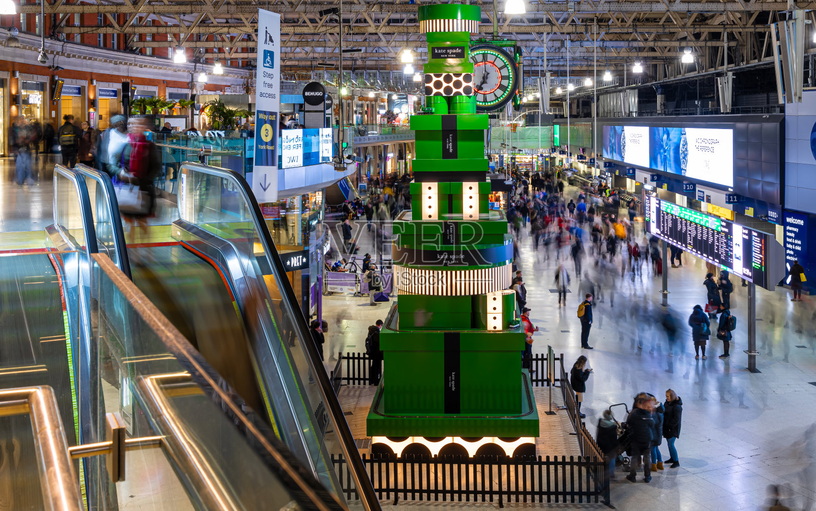 伦敦滑铁卢火车站为圣诞节装饰照片摄影图片