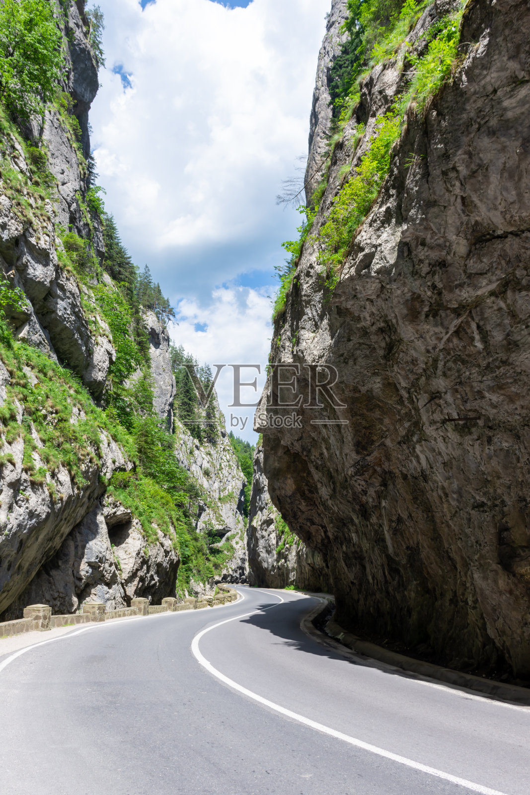 通往岩石间峡谷的美丽道路照片摄影图片