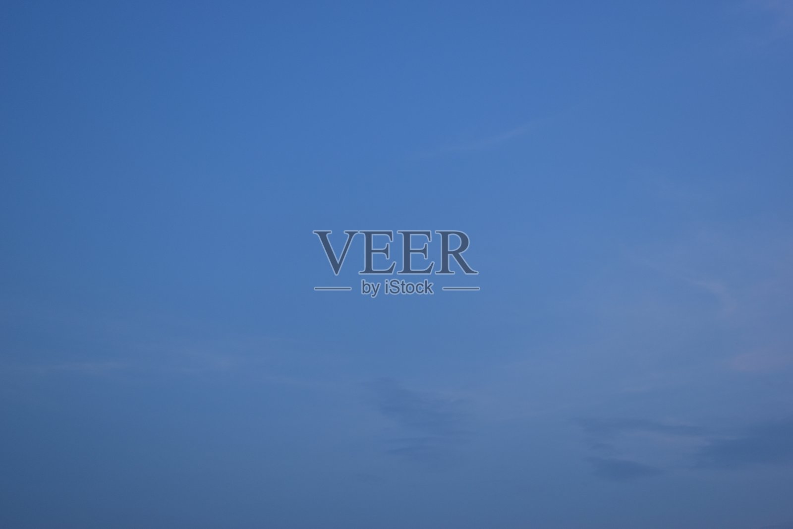 美丽的蓝天和白色的蓬松的云在傍晚,自然的背景照片摄影图片