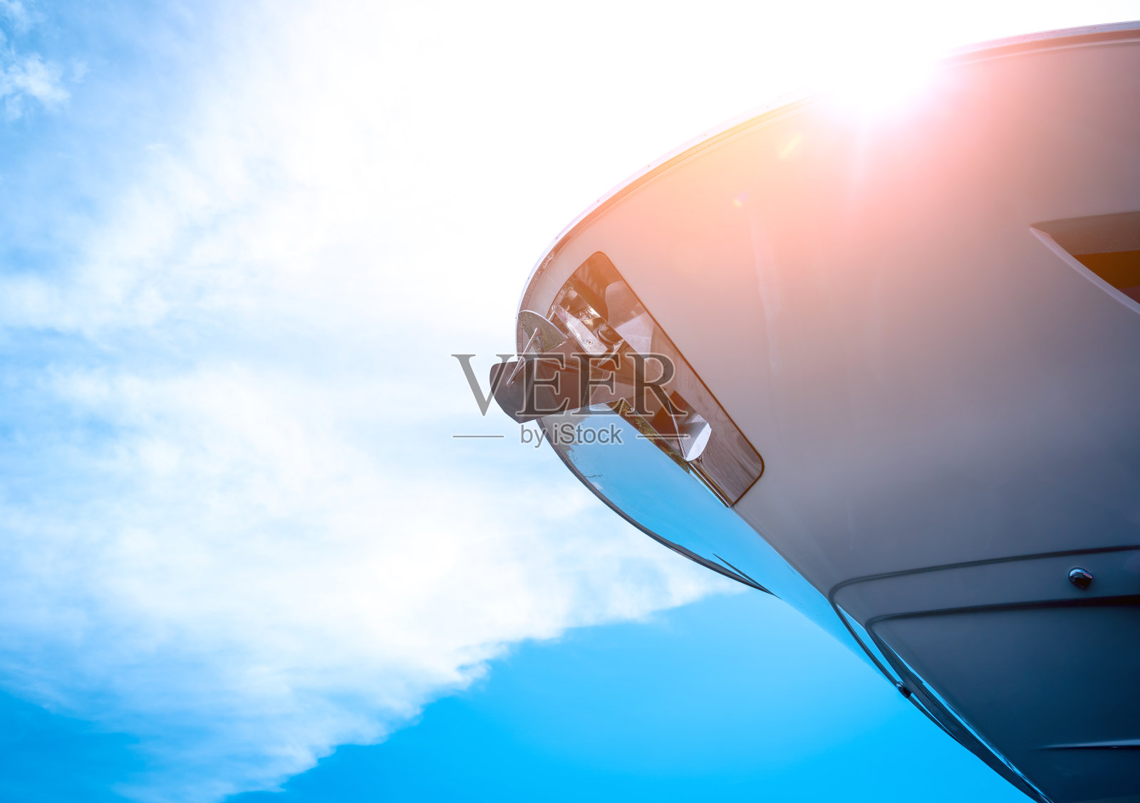 摩托艇停泊在干船坞进行维修和服务照片摄影图片