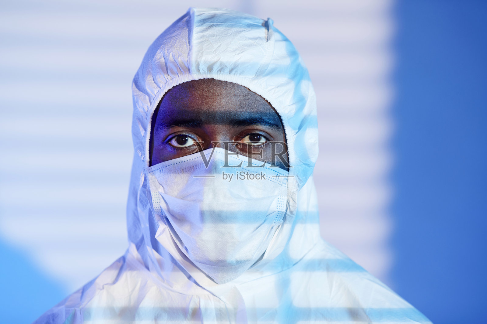 穿着防护服的男性实验室工作人员肖像照片摄影图片