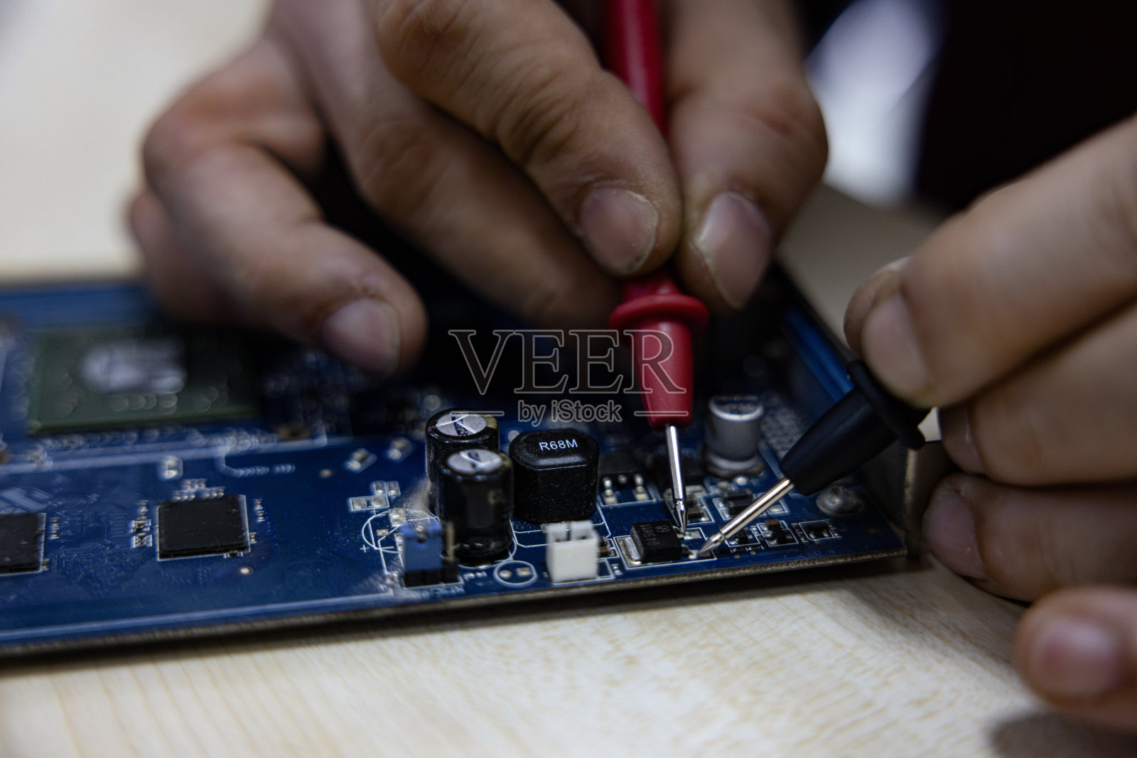 用数字万用表测试电压照片摄影图片