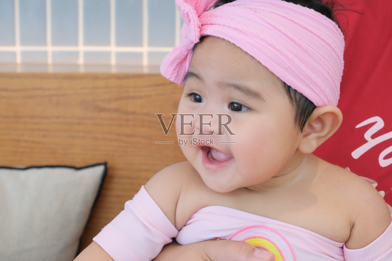 这个女婴很可爱。照片摄影图片