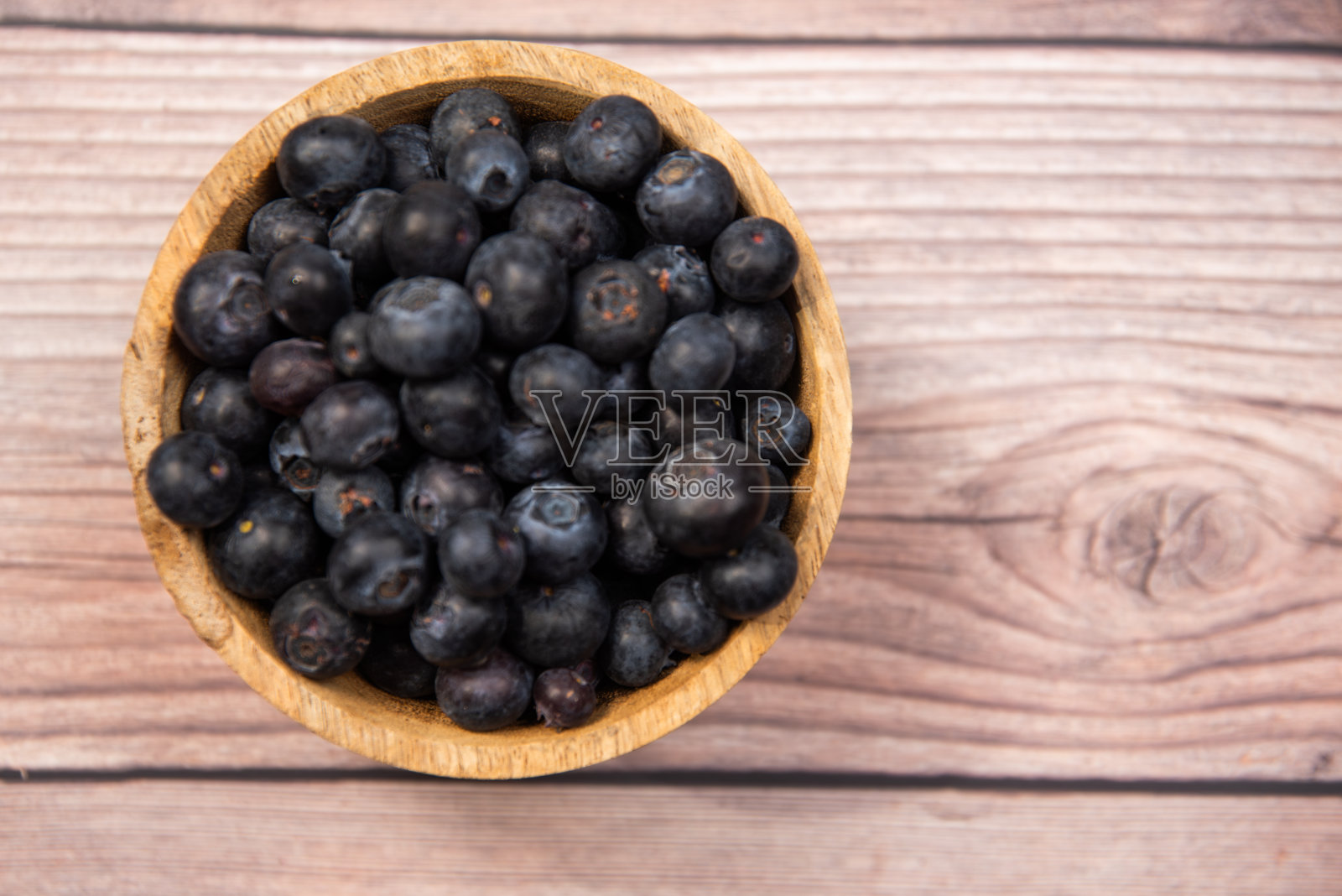 木底木碗里装蓝莓,健康食品,碗里装水果照片摄影图片