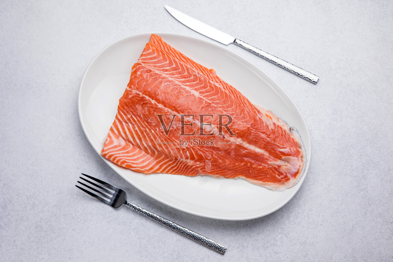 新鲜,美味的鲑鱼片在一个白色的盘子照片摄影图片