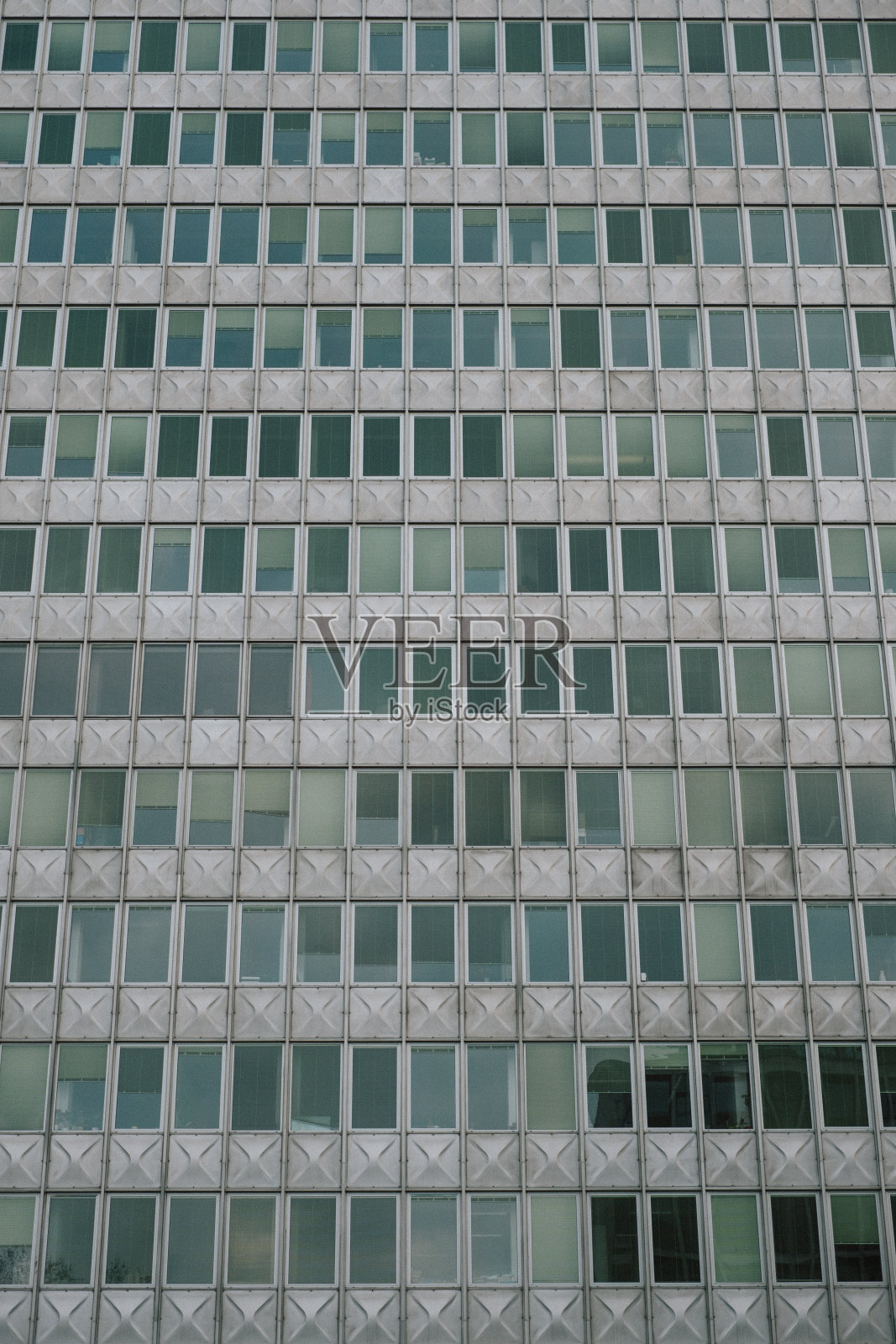 办公大楼里一排排的窗户和地板照片摄影图片