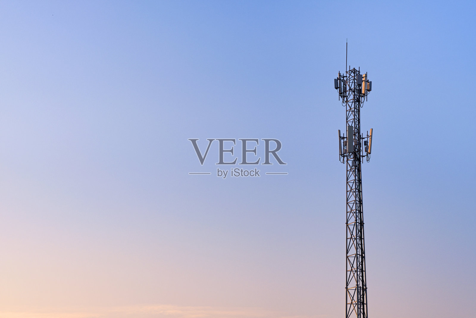 夕阳天空中的天线通信站塔照片摄影图片