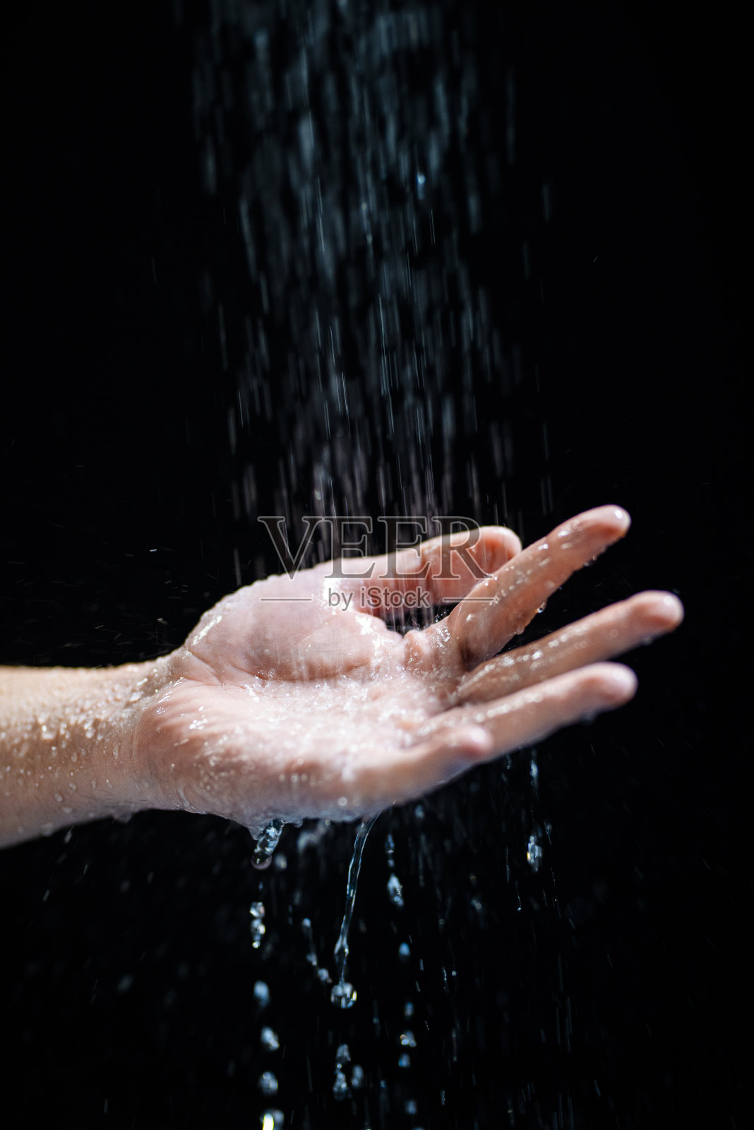 一个人的手的特写镜头,水在上面流动照片摄影图片
