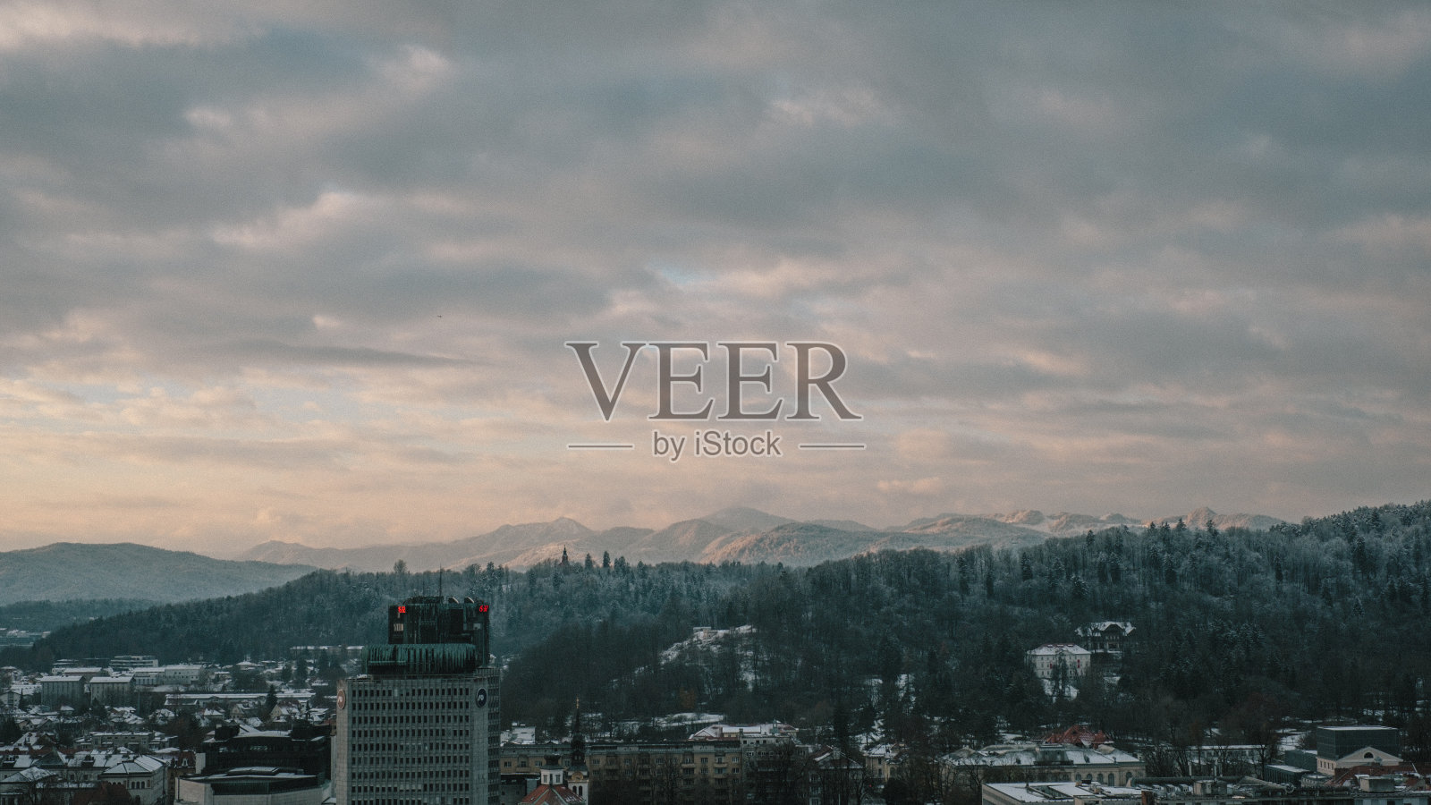 冬季降雪后的鸟瞰图照片摄影图片